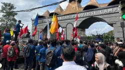 Ratusan Mahasiswa Lampung  Demo Depan Kantor Pemprov Lampung, Bawa 6 Tuntutan