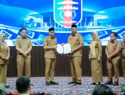Gubernur Lampung Mirza  Serahkan SK Mendagri tentang Pengangkatan I Komang Koheri sebagai Plt. Bupati Lampung Tengah Masa Jabatan 2025-2030