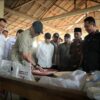 Gubernur Provinsi Lampung  Mirza Tinjau Pasar Murah di Bandar Negeri Suoh, Warga Antusias Berburu Bahan Pokok