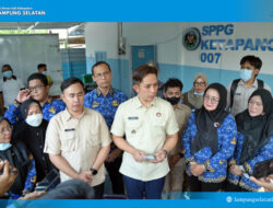 Usai Jenguk Siswi MI Ma’arif yang Masih Dirawat, Bupati Lamsel  Egi Minta BGN Suspend SPPG yang Belum Penuhi Standar  Lampung Selatan Biba News – Penanganan dugaan keracunan yang dialami 11 siswa MI Ma’arif Desa Pematang Pasir, Kecamatan Ketapang, berlanjut pada evaluasi penyelenggaraan Program Makan Bergizi Gratis (MBG) di Kabupaten Lampung Selatan. Usai menjenguk siswi yang masih menjalani perawatan di Puskesmas Ketapang, Bupati Lampung Selatan Radityo Egi Pratama meminta Badan Gizi Nasional (BGN) menghentikan sementara (suspend) operasional Satuan Pelayanan Pemenuhan Gizi (SPPG) yang belum memenuhi persyaratan perizinan dan standar teknis  Langkah tersebut disampaikan Bupati Egi menyusul laporan dugaan keracunan yang dialami sejumlah siswa setelah mengonsumsi makanan MBG yang dipasok dari SPPG Ketapang 03.  Menurutnya, evaluasi perlu dilakukan secara menyeluruh untuk memastikan setiap tahapan penyediaan makanan berjalan sesuai standar keamanan pangan, kebersihan, dan ketentuan operasional yang berlaku.  Pada hari yang sama, Kamis (17/9/2026), Bupati Egi juga melakukan inspeksi mendadak (sidak) ke SPPG Ketapang 007 di Desa Pematang Pasir, Kecamatan Ketapang. Sidak tersebut dilakukan sebagai bagian dari upaya memastikan pelaksanaan MBG di lapangan berjalan sesuai standar dan seluruh fasilitas pendukung dalam kondisi layak operasional  Dalam pemeriksaan itu, Bupati Egi menemukan sejumlah aspek teknis yang masih perlu dibenahi. Salah satu yang menjadi perhatian adalah sistem kelistrikan, termasuk ketersediaan daya cadangan atau genset yang dinilai belum memenuhi standar  Untuk menjamin keamanan dan kualitas layanan MBG, Egi menegaskan bahwa dapur MBG yang belum memenuhi persyaratan administrasi maupun standar operasional sebaiknya dihentikan sementara hingga seluruh proses perbaikan dan evaluasi selesai dilakukan  “Saya minta semua dapur MBG yang ada di Lampung Selatan, mana yang izinnya belum selesai, di-suspend dulu saja,” ujar Egi usai meninjau SPPG Ketapang 007  Menurut Egi, sidak tersebut merupakan tindak lanjut atas laporan yang diterimanya terkait dugaan keracunan yang dialami siswa penerima manfaat program MBG.  “Kemarin saya mendapat laporan terkait dugaan keracunan dari MBG. Hari ini saya cek langsung ke lokasi,” katanya  Selain mengevaluasi sarana dan fasilitas, Bupati Egi juga meminta seluruh pengelola SPPG lebih disiplin dalam menjalankan setiap tahapan Standar Operasional Prosedur (SOP), mulai dari pengolahan bahan makanan, proses memasak, distribusi, hingga penyajian kepada siswa  Ia menekankan bahwa program MBG merupakan program strategis nasional yang bertujuan meningkatkan kualitas gizi anak. Karena itu, pelaksanaannya harus dibarengi dengan pengawasan yang ketat agar tujuan program dapat tercapai tanpa mengabaikan aspek keamanan pangan dan kesehatan penerima manfaat  Sidak ke SPPG Ketapang 007 menjadi bagian dari langkah evaluasi yang dilakukan Pemkab Lampung Selatan pasca dugaan kejadian yang menimpa siswa MI Ma’arif. Hasil pemeriksaan di lapangan akan menjadi bahan perbaikan bagi seluruh penyelenggara MBG agar pelaksanaan program ke depan semakin aman, tertib, dan sesuai standar yang ditetapkan  Sementara itu, Koordinator Wilayah (Korwil) SPPG Kabupaten Lampung Selatan, Alfarizi, membenarkan bahwa SPPG yang dihentikan sementara atau suspend menyusul dugaan keracunan yang dialami siswa MI Ma’arif adalah SPPG Ketapang 03  “Iya, sesuai administrasi, dapur yang di-suspend merupakan SPPG Lampung Selatan Ketapang Ketapang 03,” kata Alfarizi saat dikonfirmasi  Melalui evaluasi menyeluruh tersebut, Pemkab Lampung Selatan berharap pelaksanaan MBG dapat terus berjalan dengan kualitas layanan yang semakin baik, sekaligus memberikan rasa aman bagi para siswa dan orang tua penerima manfaat program tandasnya (*)