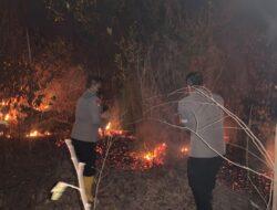Gerak Cepat Polres Lampung Timur Serta Brimob Padamkan Karhutla di TN Way Kambas